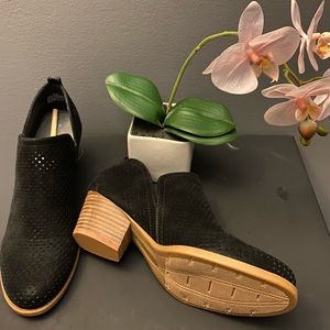 Baretraps size 8 black Swede Ankle Boot